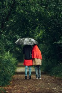 romance in rain - 10 pictures to melt your heart | Healthier Me Today