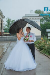 romance in rain - 10 pictures to melt your heart | Healthier Me Today