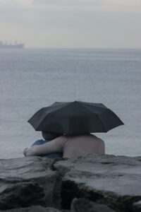 romance in rain - 10 pictures to melt your heart | Healthier Me Today