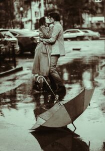romance in rain - 10 pictures to melt your heart | Healthier Me Today
