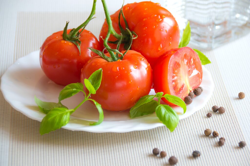 nutritional value in a tomato | Healthier Me Today