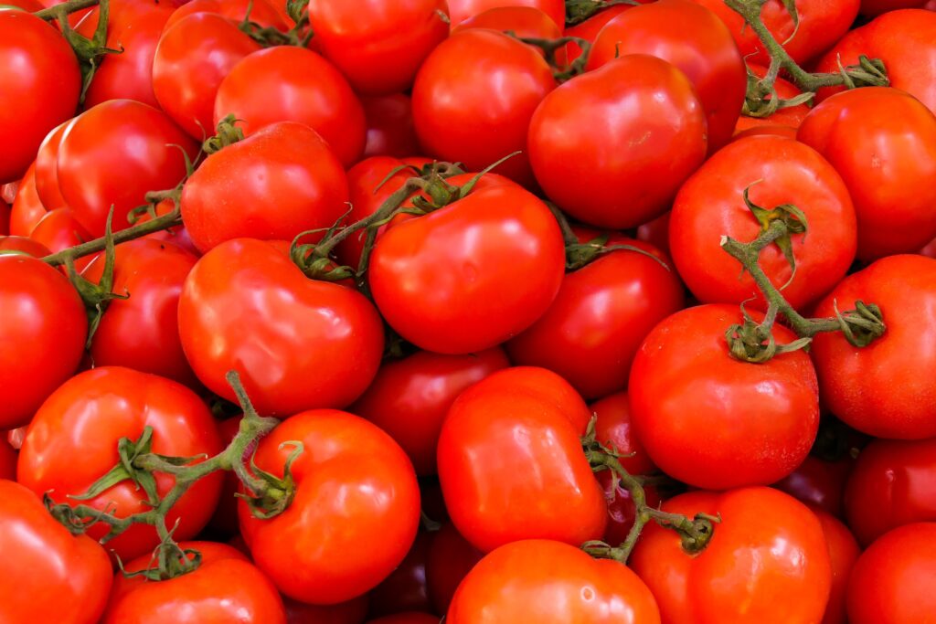 nutritional value in a tomato | Healthier Me Today