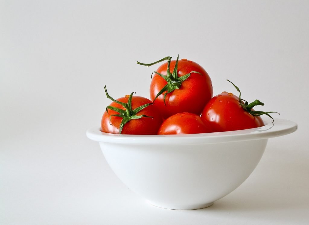 nutritional value in a tomato | Healthier Me Today