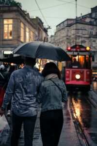 romance in rain - 10 pictures to melt your heart | Healthier Me Today