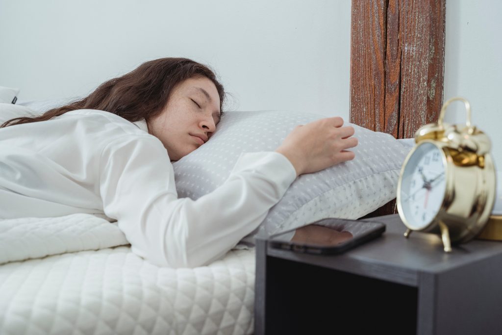 go to sleep, woman sleeping, white clothes, white bedding, gold alarm clock // Healthier Me Today