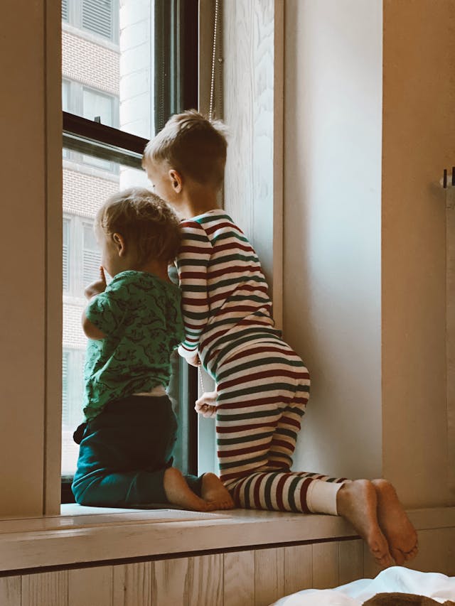 legal age to stay home alone with siblings